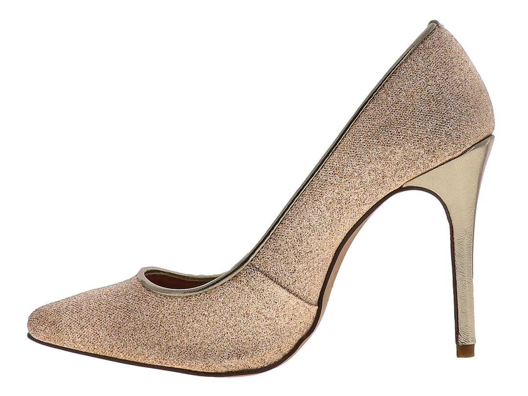 Zapato de tacón alto color mercurio con acabado brillante y punta redondeada para mujer.
