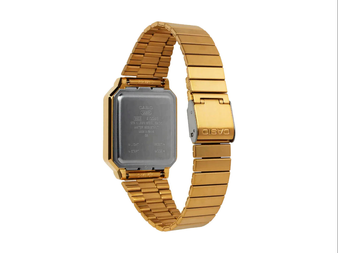 Reloj digital Casio de color dorado con correa y caja metálicas, pantalla digital y detalles en colores.