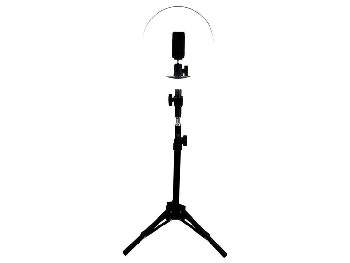 Aro de luz LED negro con soporte de trípode ajustable sobre fondo blanco.