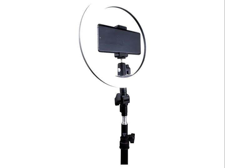 Aro de luz LED negro con soporte de trípode ajustable sobre fondo blanco.