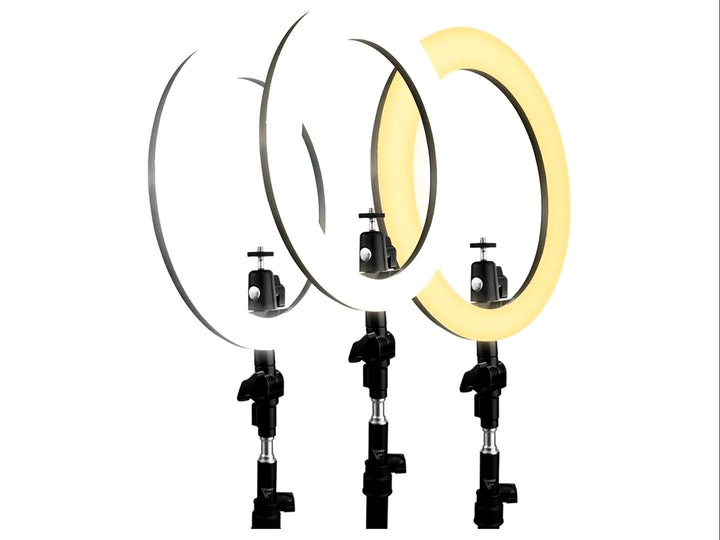 Aro de luz LED negro con soporte de trípode ajustable sobre fondo blanco.