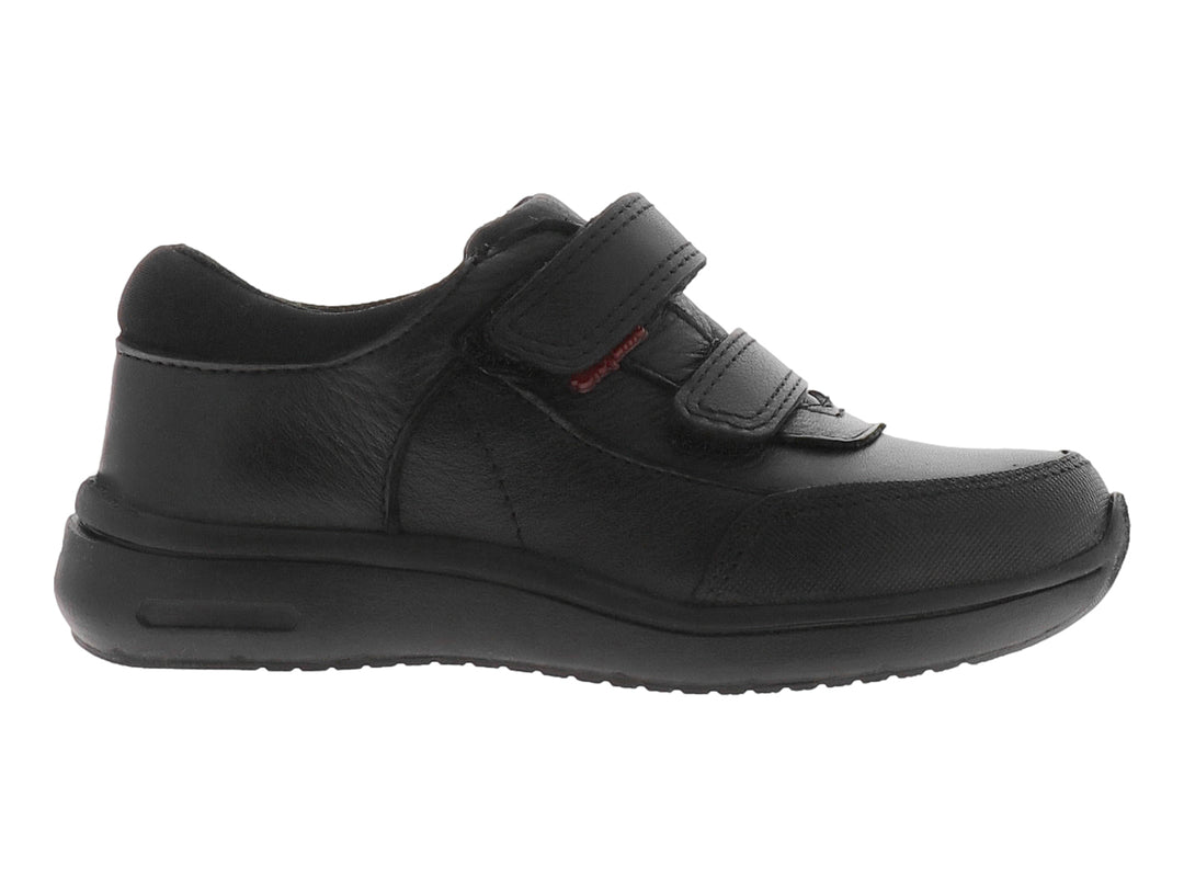 Zapato escolar negro para niño con cierre de velcro y suela gruesa.