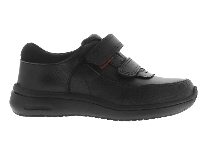 Zapato escolar negro para niño con cierre de velcro y suela gruesa.