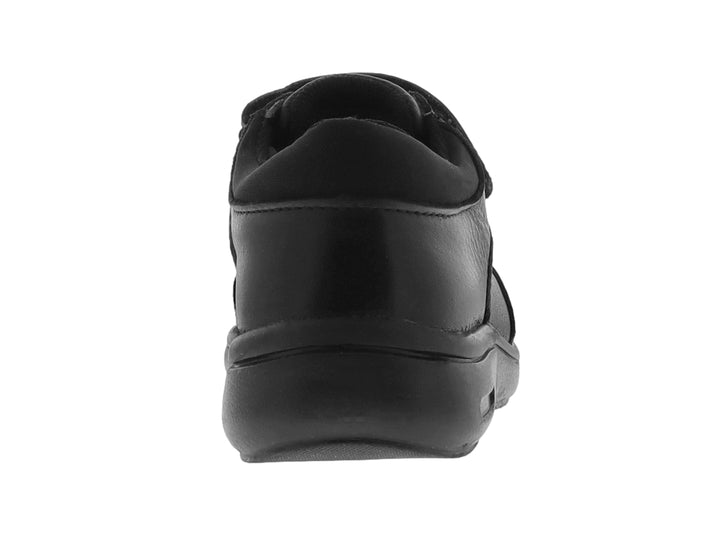 Zapato escolar negro para niño con cierre de velcro y suela gruesa.