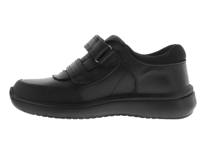 Zapato escolar negro para niño con cierre de velcro y suela gruesa.