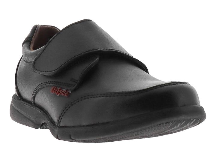 Zapato escolar negro de la marca Elefante para niño con cierre de velcro y acabado en napa.