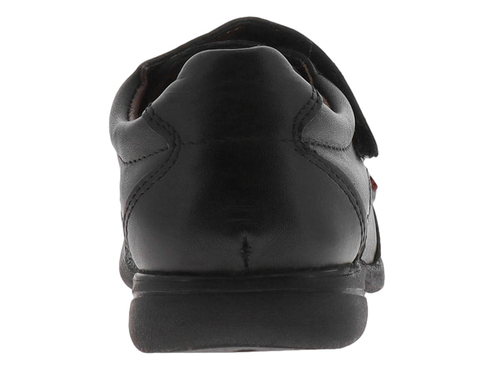 Zapato escolar negro de la marca Elefante para niño con cierre de velcro y acabado en napa.