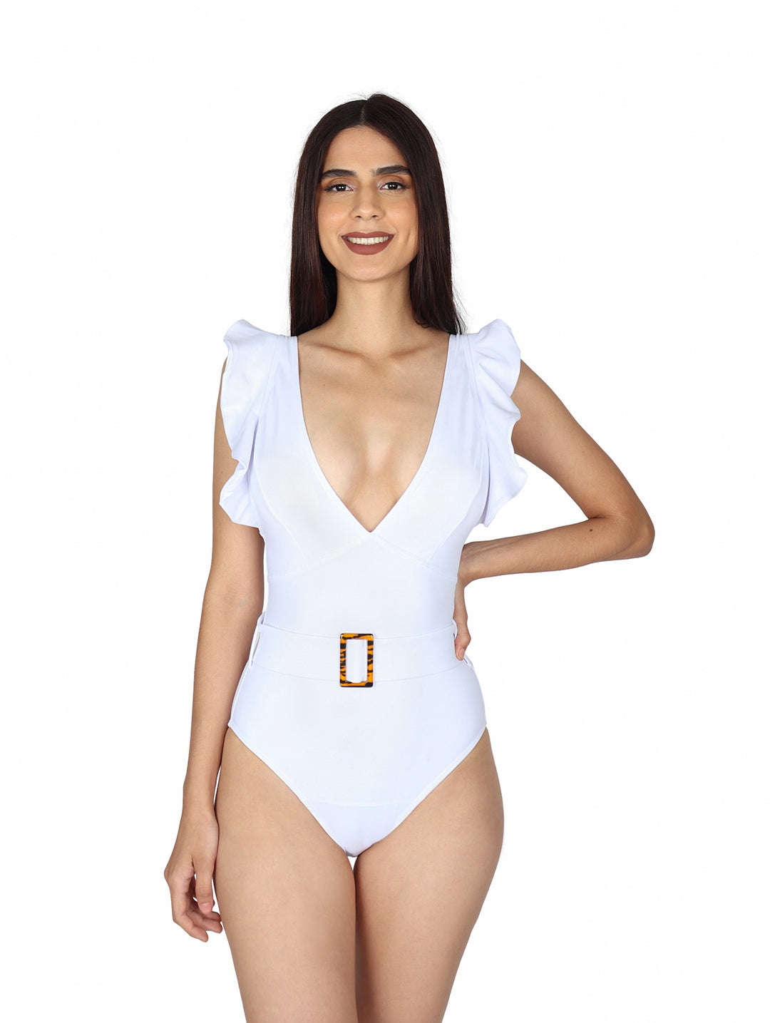 Mujer vistiendo traje de baño completo color blanco con escote en V, volantes en los hombros y argolla dorada en la cintura.