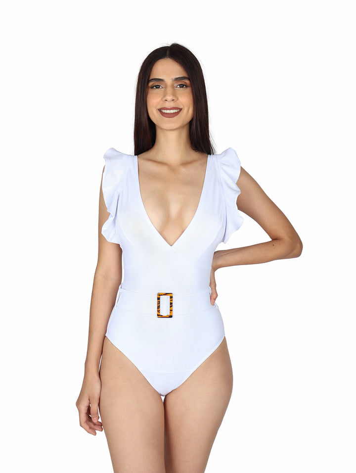 Mujer vistiendo traje de baño completo color blanco con escote en V, volantes en los hombros y argolla dorada en la cintura.