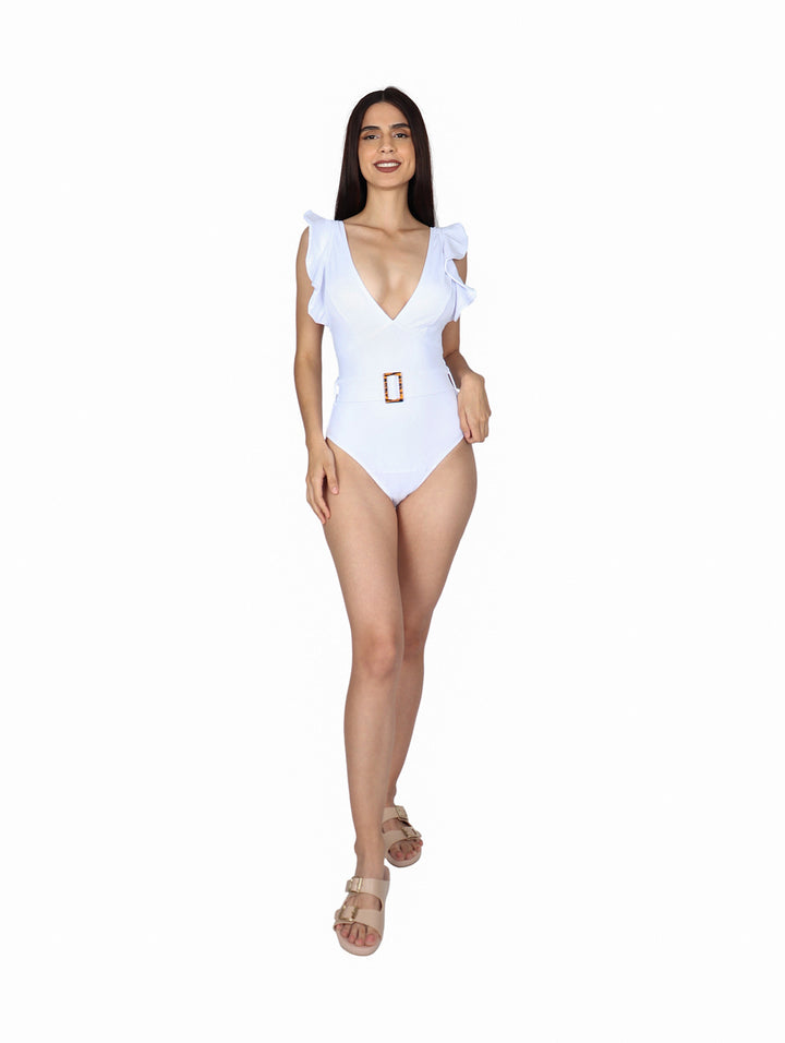 Mujer vistiendo traje de baño completo color blanco con escote en V, volantes en los hombros y argolla dorada en la cintura.