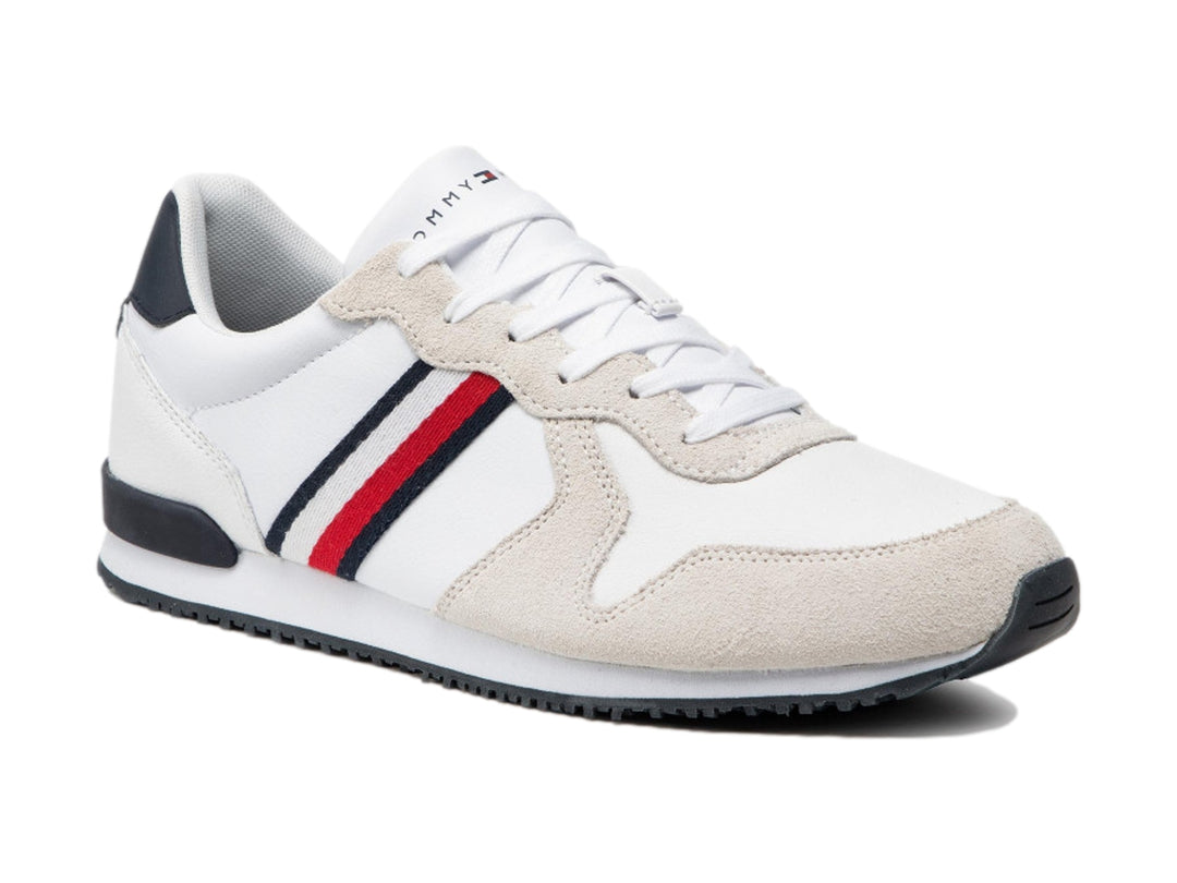 Tenis blancos Tommy Hilfiger para hombre con detalles en beige y rayas laterales rojas y azules.