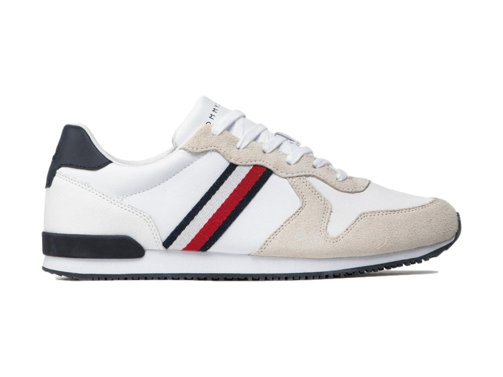 Tenis blancos Tommy Hilfiger para hombre con detalles en beige y rayas laterales rojas y azules.