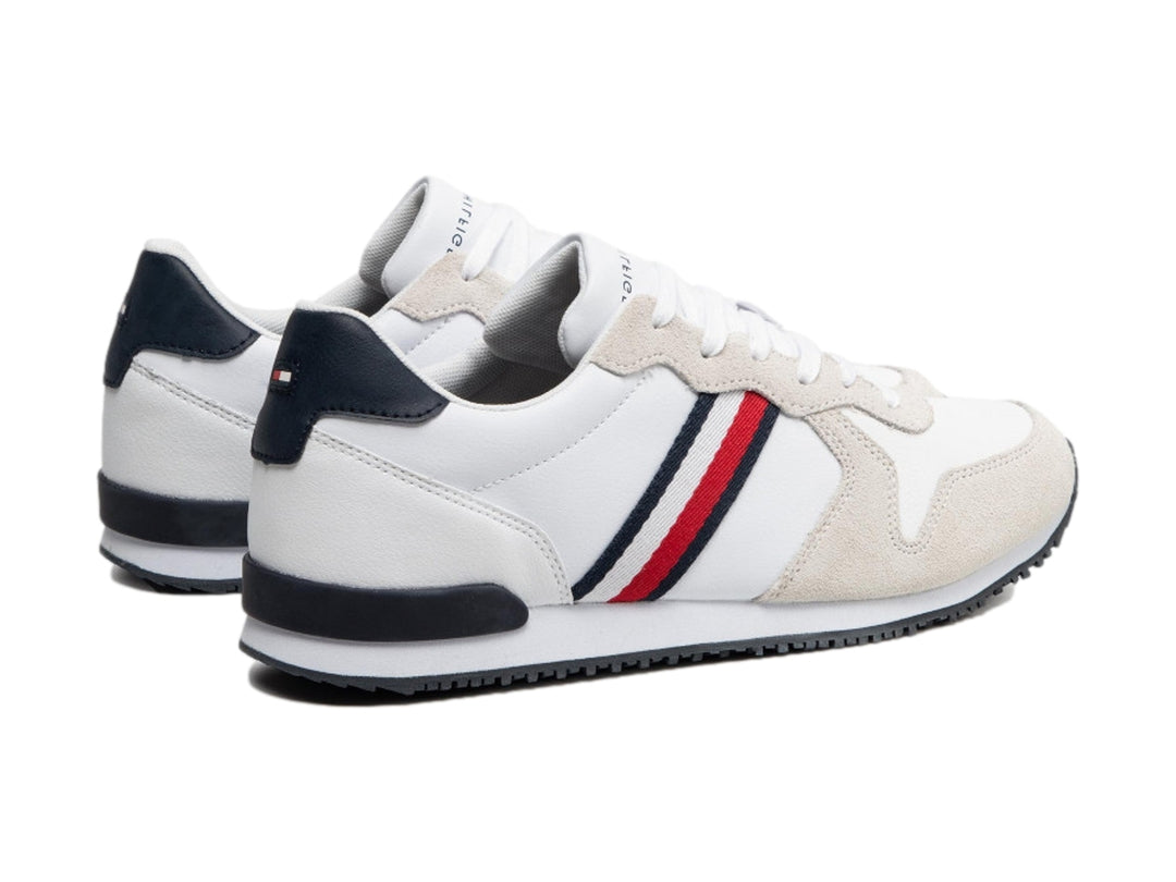 Tenis blancos Tommy Hilfiger para hombre con detalles en beige y rayas laterales rojas y azules.