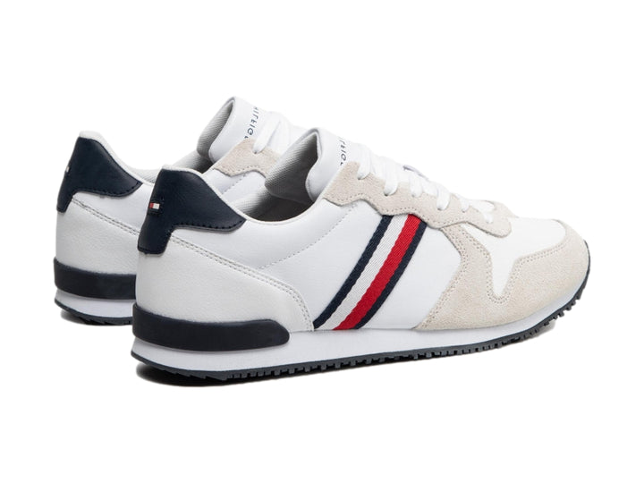 Tenis blancos Tommy Hilfiger para hombre con detalles en beige y rayas laterales rojas y azules.