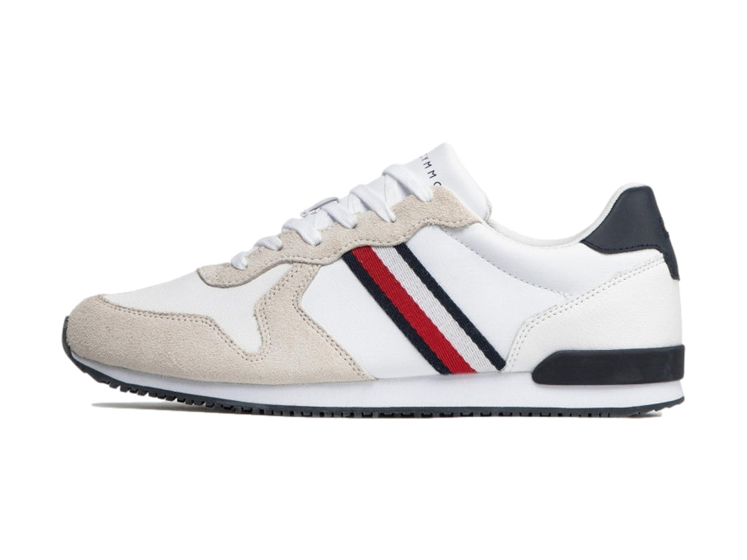 Tenis blancos Tommy Hilfiger para hombre con detalles en beige y rayas laterales rojas y azules.