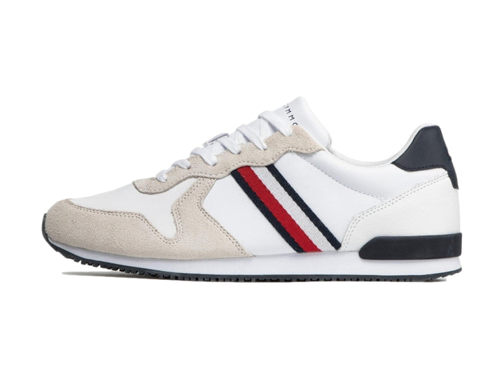 Tenis blancos Tommy Hilfiger para hombre con detalles en beige y rayas laterales rojas y azules.