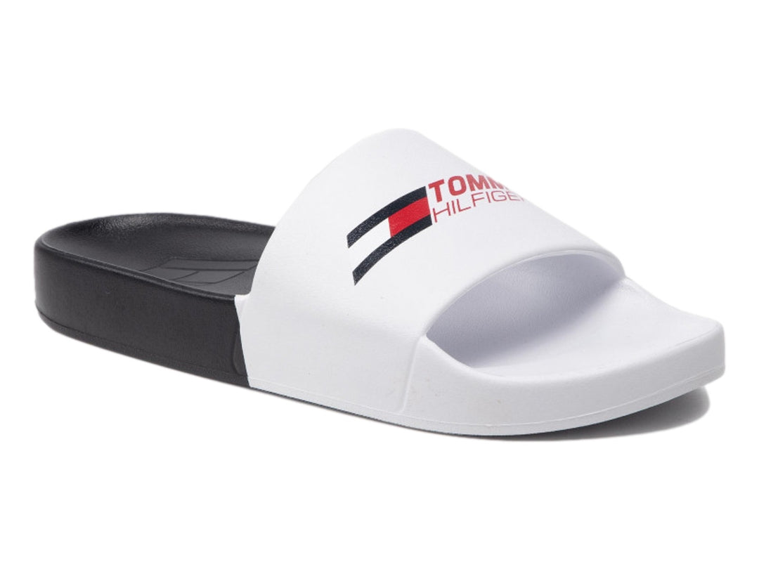 Sandalia tipo slide Tommy Hilfiger con banda blanca y suela negra.