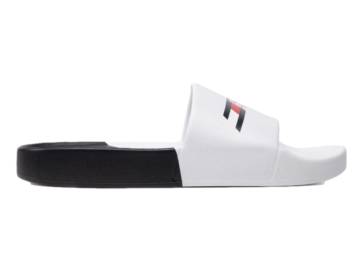 Sandalia tipo slide Tommy Hilfiger con banda blanca y suela negra.