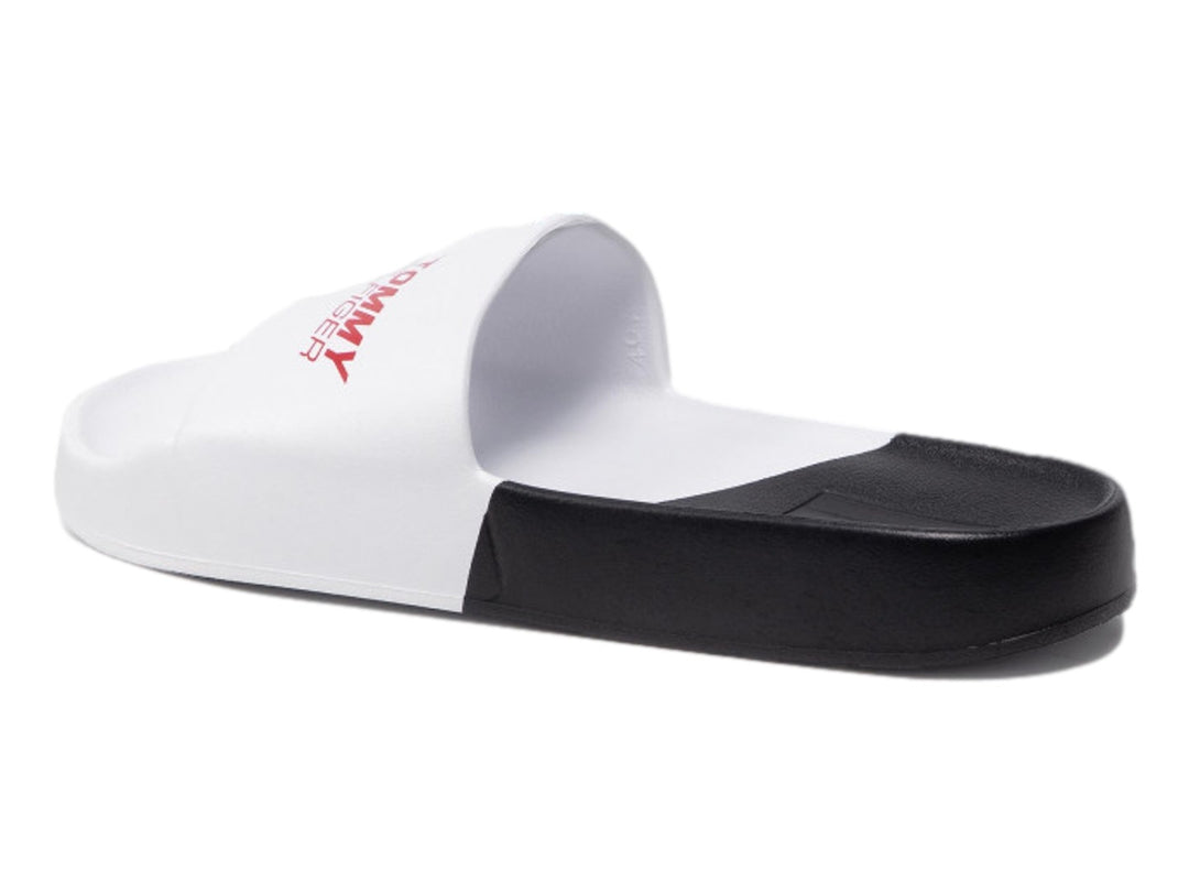 Sandalia tipo slide Tommy Hilfiger con banda blanca y suela negra.