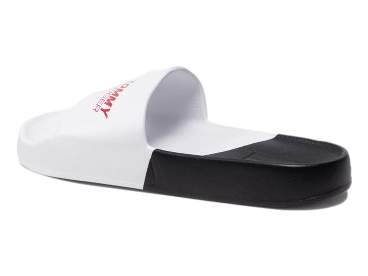 Sandalia tipo slide Tommy Hilfiger con banda blanca y suela negra.