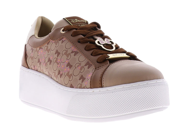 Tenis casuales color tan con estampado de Mickey Mouse y suela de plataforma blanca.