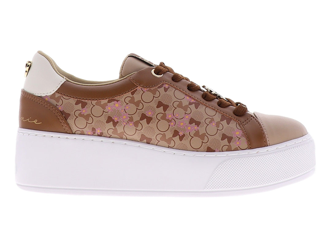 Tenis casuales color tan con estampado de Mickey Mouse y suela de plataforma blanca.