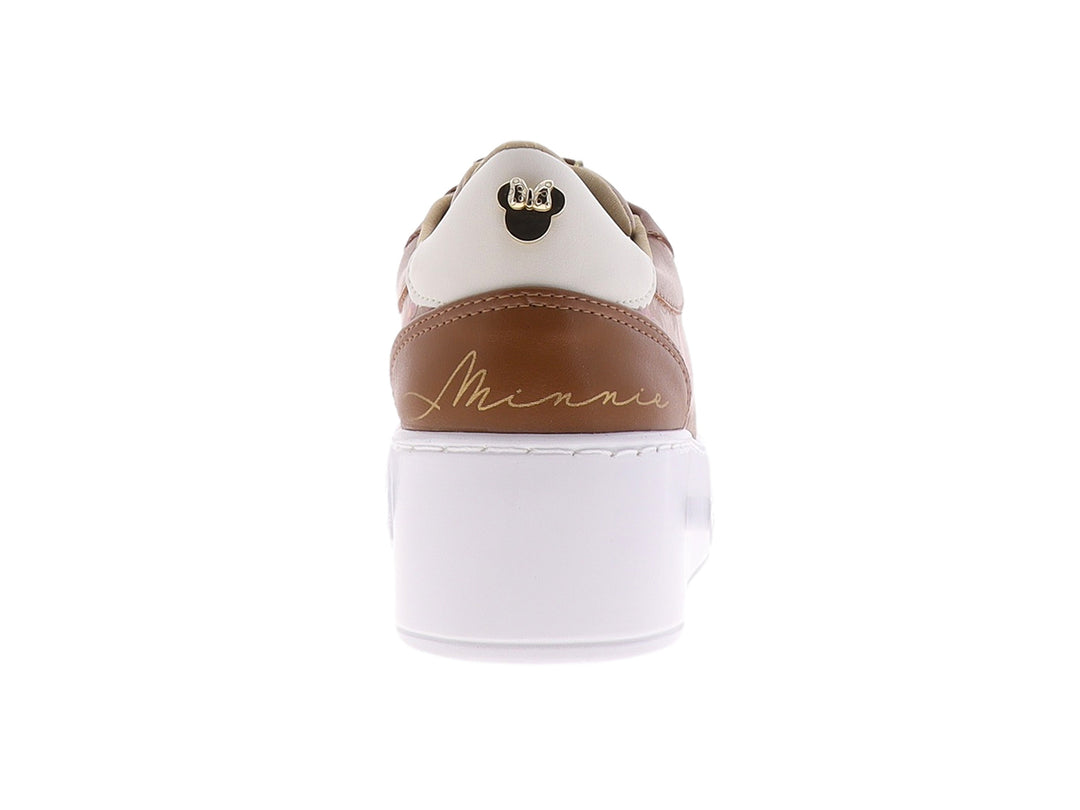 Tenis casuales color tan con estampado de Mickey Mouse y suela de plataforma blanca.