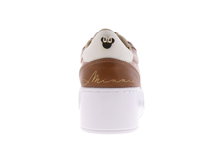 Tenis casuales color tan con estampado de Mickey Mouse y suela de plataforma blanca.