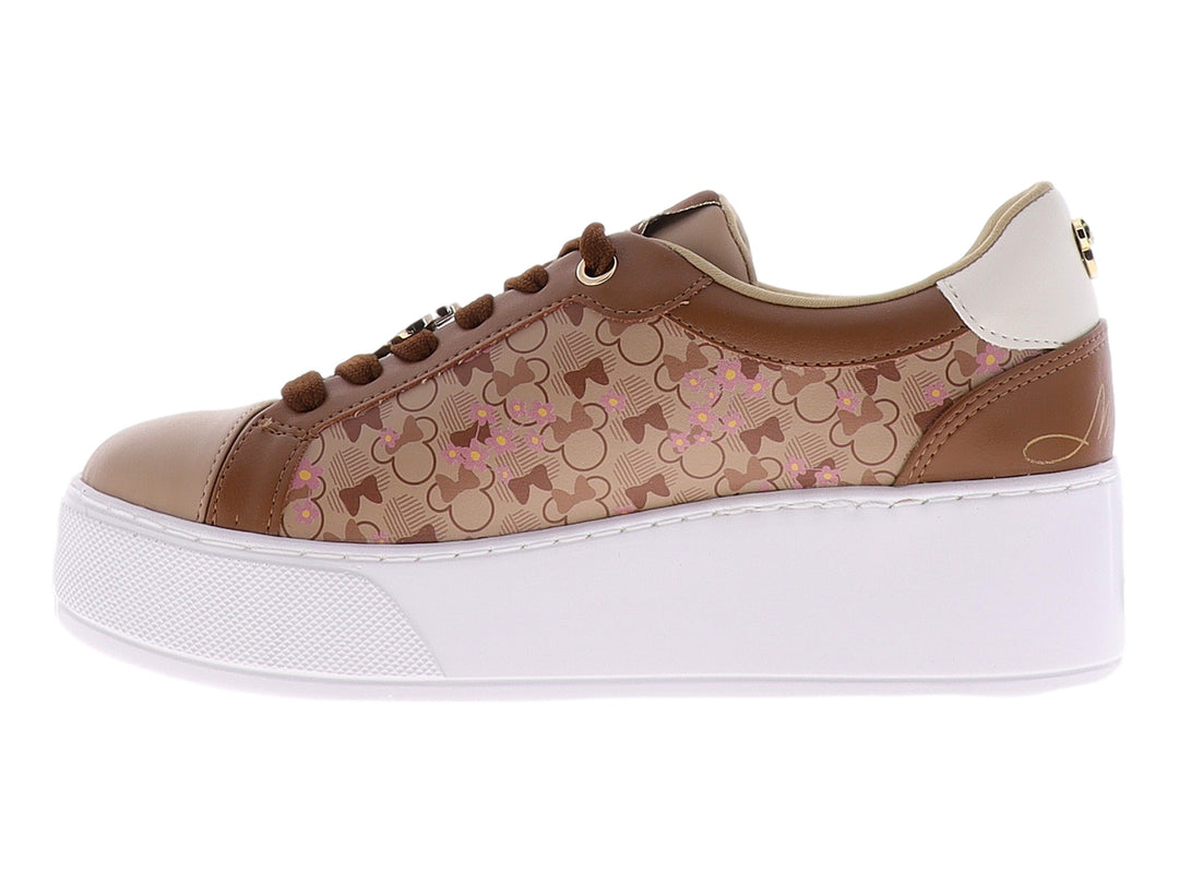 Tenis casuales color tan con estampado de Mickey Mouse y suela de plataforma blanca.