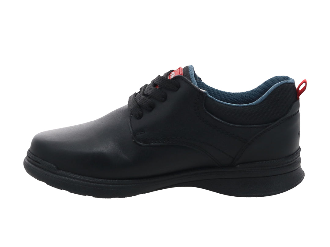 Zapato casual negro para niño con agujetas y detalles en azul y rojo en el interior.