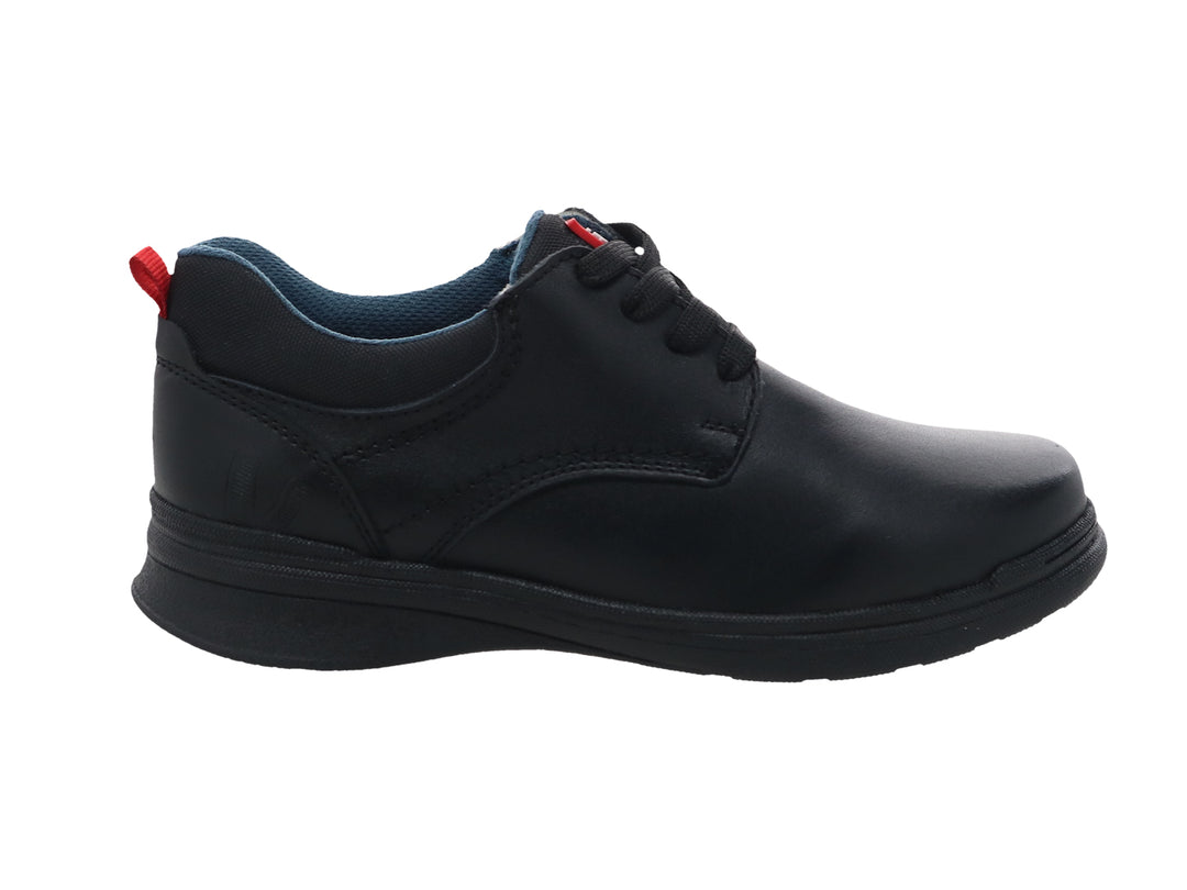 Zapato infantil color negro con agujetas y forro interior azul.