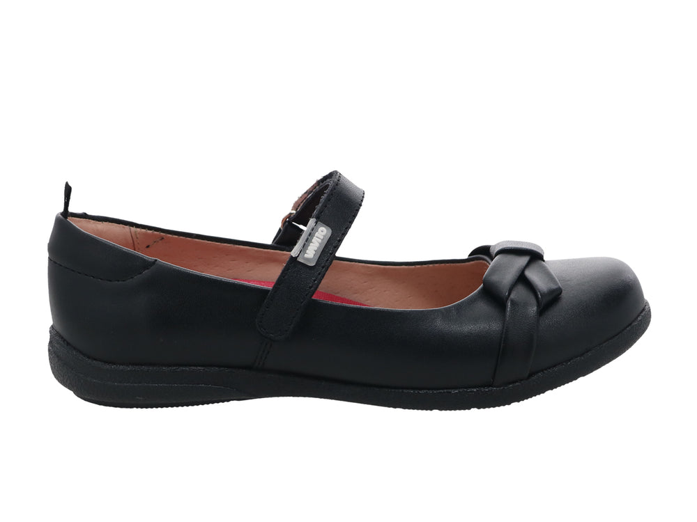 Zapato escolar negro para niña con correa ajustable y detalle de moño frontal.
