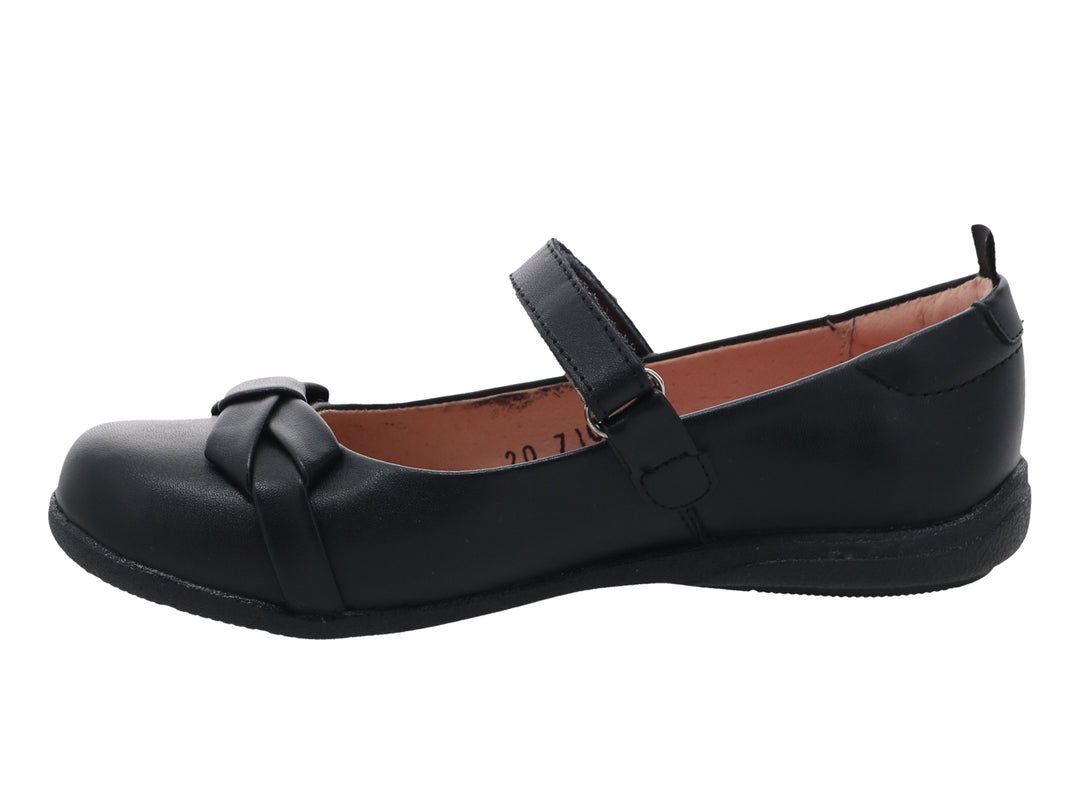 Zapato escolar negro para niña con correa ajustable y detalle de moño frontal.