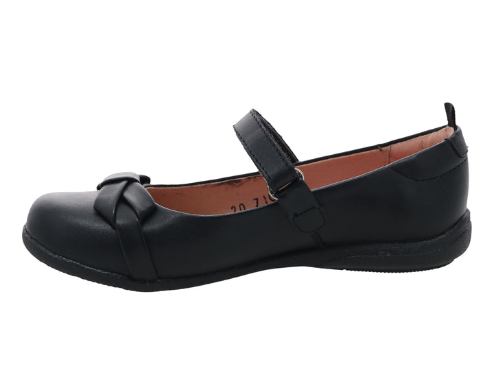 Zapato escolar negro para niña con correa ajustable y detalle de moño frontal.