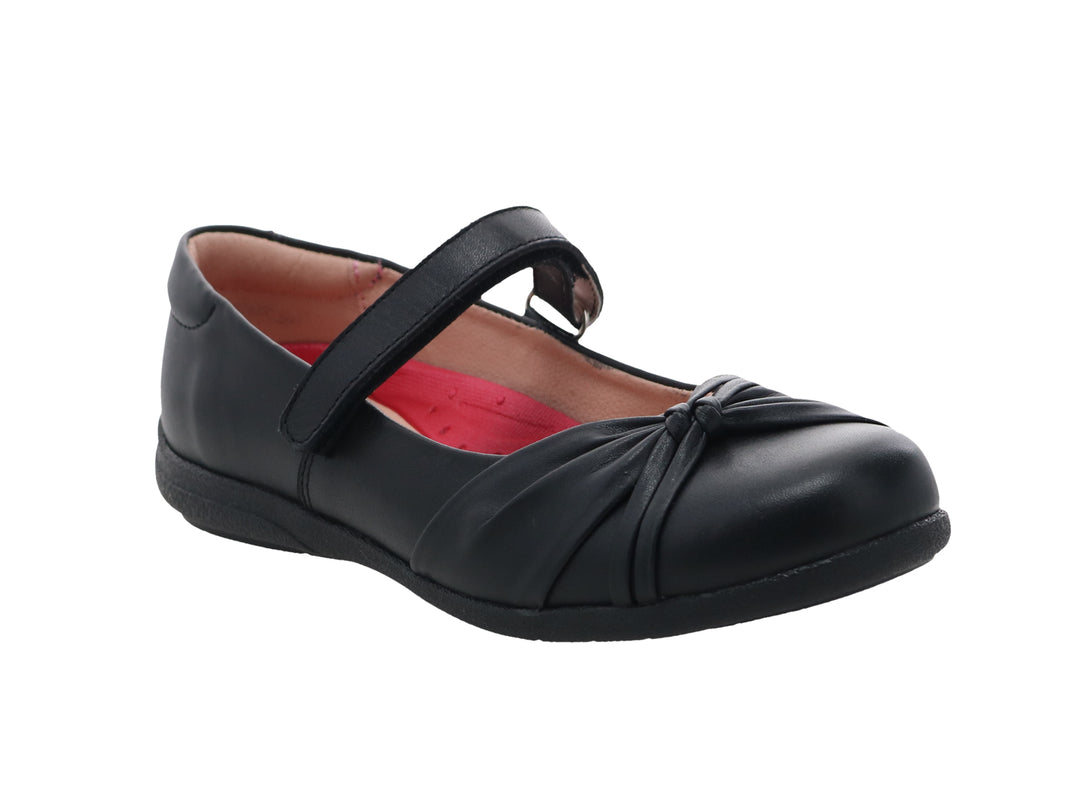 Zapato negro para niña estilo Mary Jane con correa y detalle decorativo en la punta.
