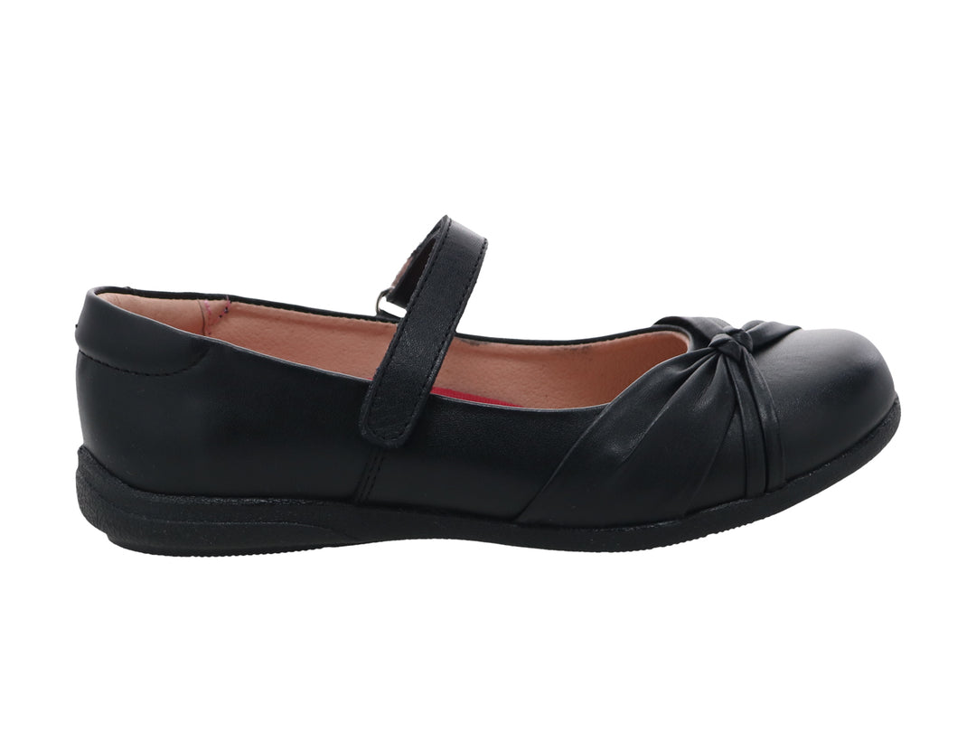 Zapato negro para niña estilo Mary Jane con correa y detalle decorativo en la punta.