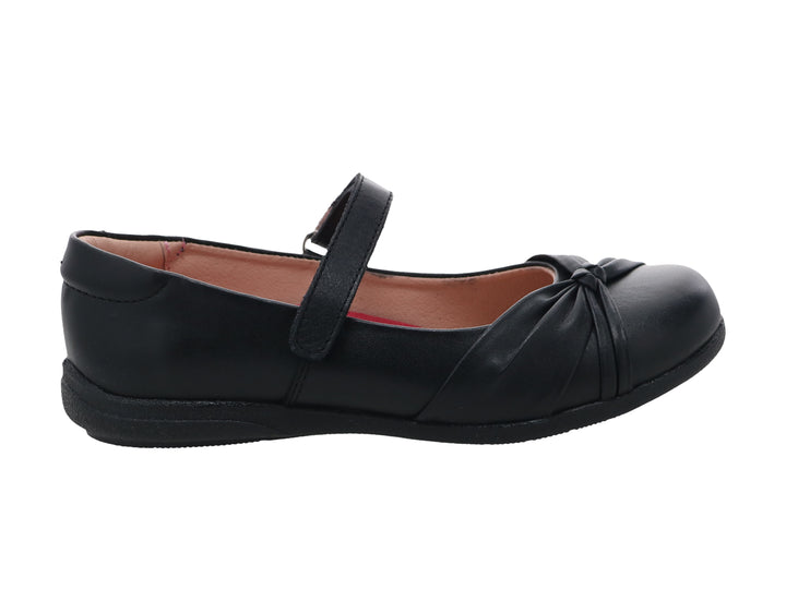 Zapato negro para niña estilo Mary Jane con correa y detalle decorativo en la punta.