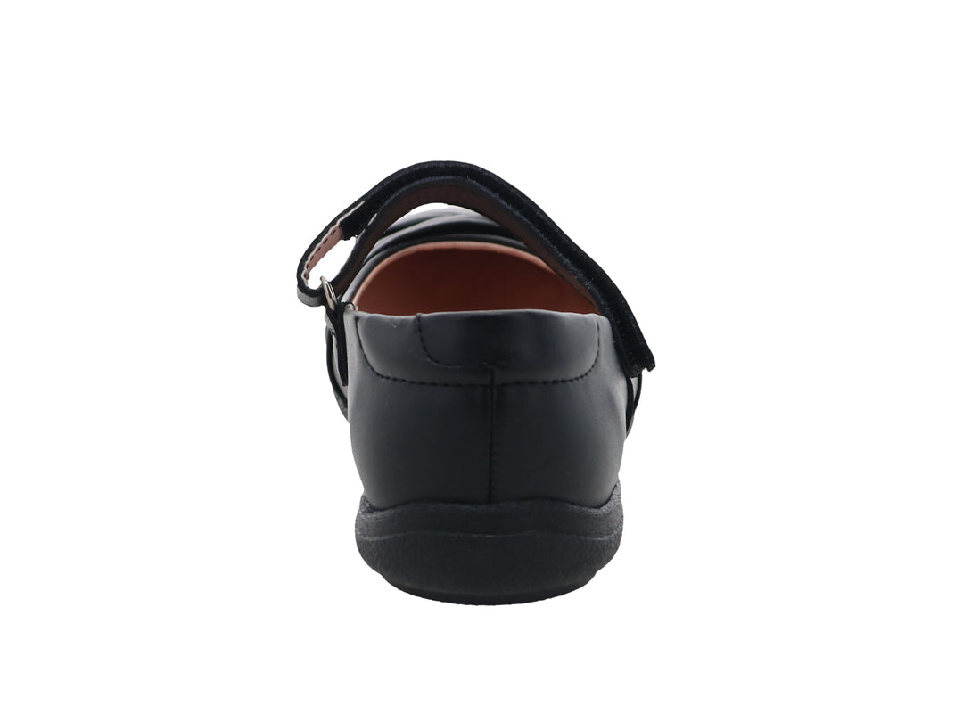Zapato negro para niña estilo Mary Jane con correa y detalle decorativo en la punta.