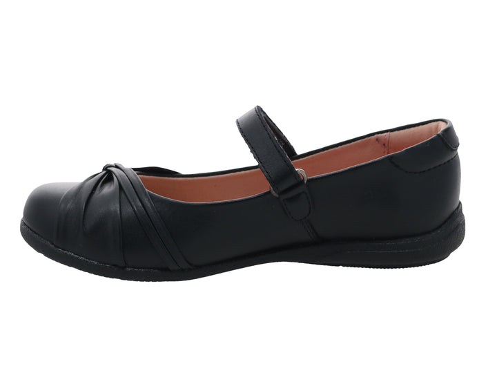 Zapato negro para niña estilo Mary Jane con correa y detalle decorativo en la punta.