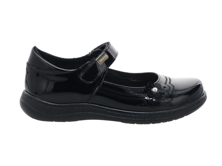 Zapato negro de charol para niña con detalle de flor y correa ajustable.