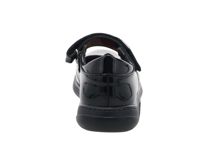 Zapato negro de charol para niña con detalle de flor y correa ajustable.