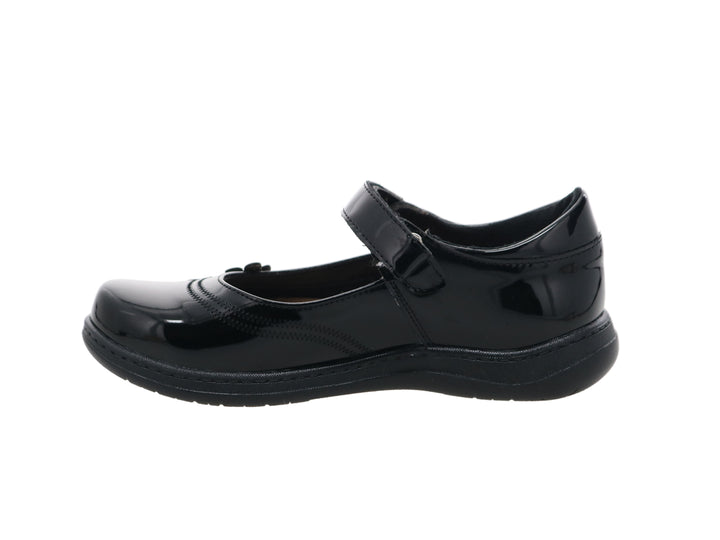 Zapato negro de charol para niña con detalle de flor y correa ajustable.