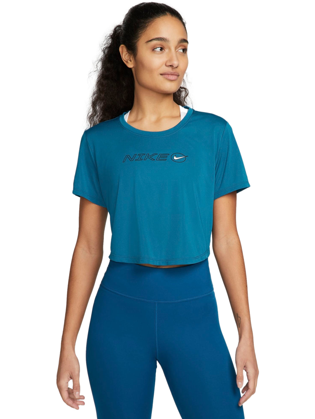 Mujer vistiendo una camiseta crop top de manga corta color azul marino de la marca Nike.