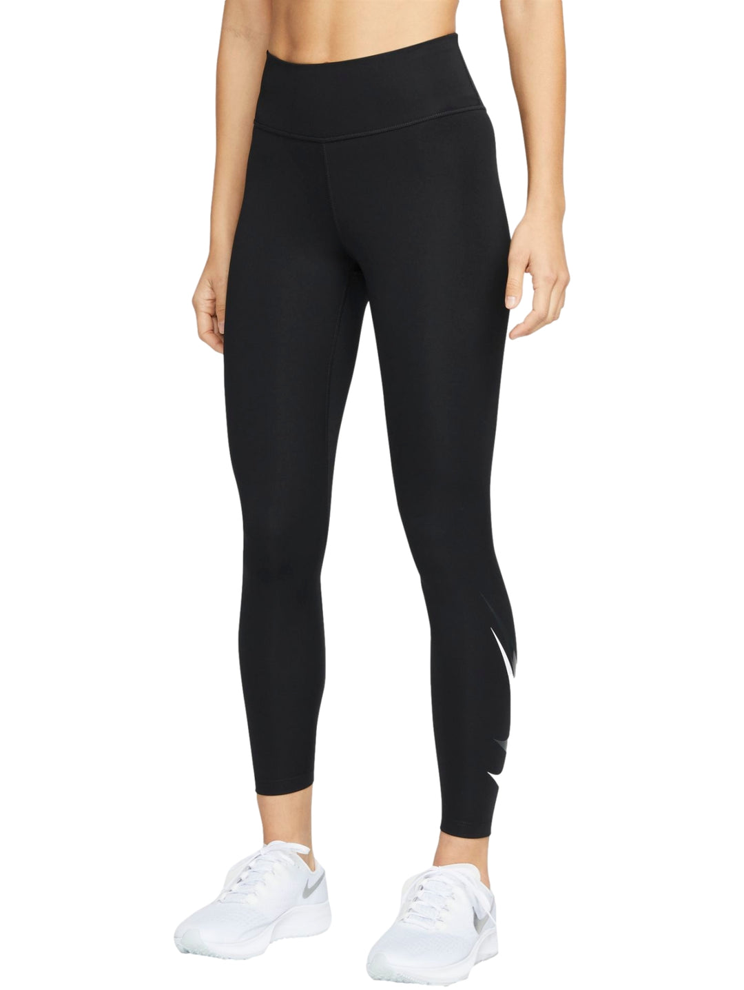 Mujer vistiendo mallas deportivas Nike color negro, corte 7/8, ajustadas al cuerpo.