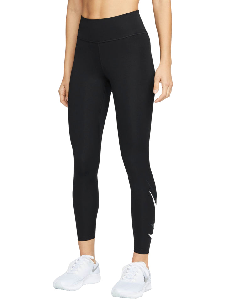 Mujer vistiendo mallas deportivas Nike color negro, corte 7/8, ajustadas al cuerpo.