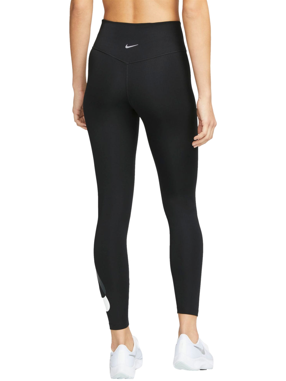 Mujer vistiendo mallas deportivas Nike color negro, corte 7/8, ajustadas al cuerpo.