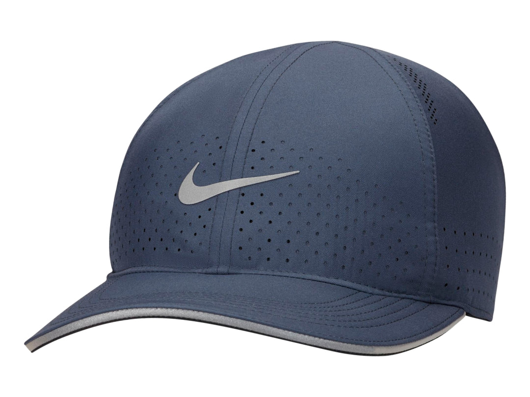 Gorra deportiva Nike color azul thunder blue con detalles perforados y logotipo en contraste.