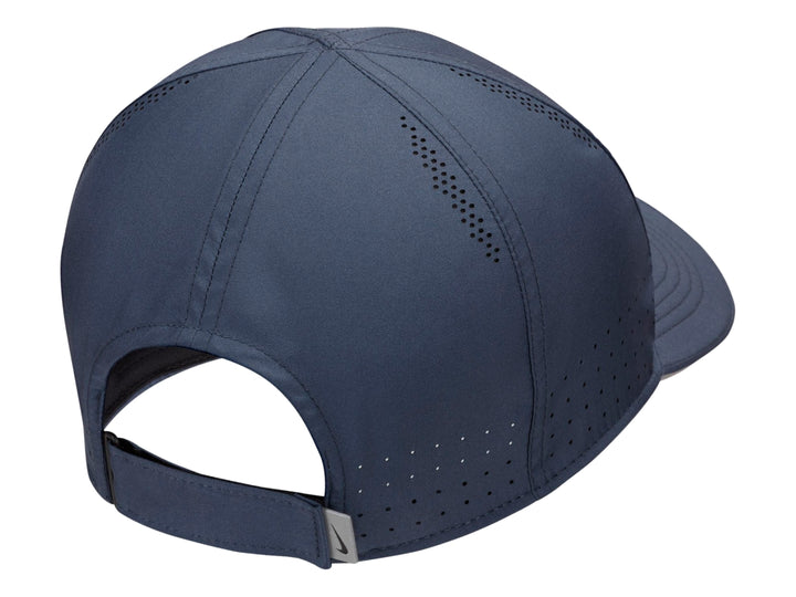 Gorra deportiva Nike color azul thunder blue con detalles perforados y logotipo en contraste.