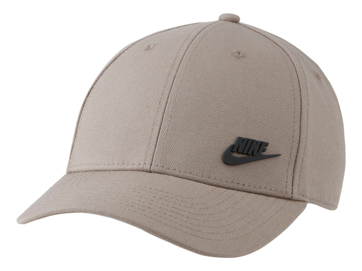 Gorra Nike de color beige con logotipo negro en el frente.