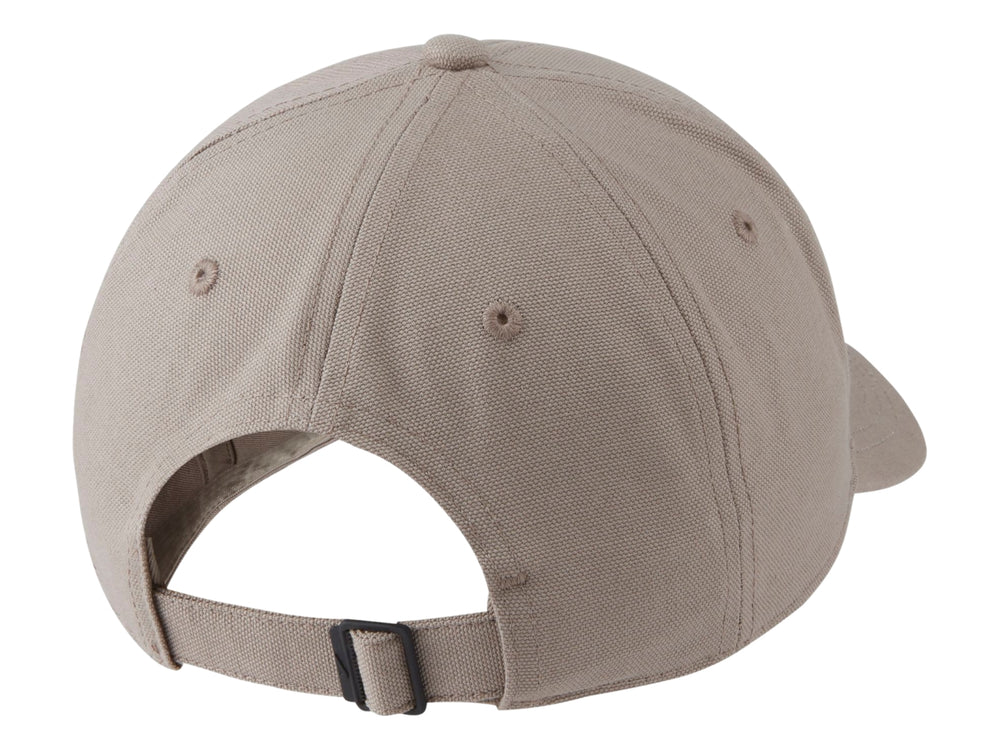 Gorra Nike de color beige con logotipo negro en el frente.